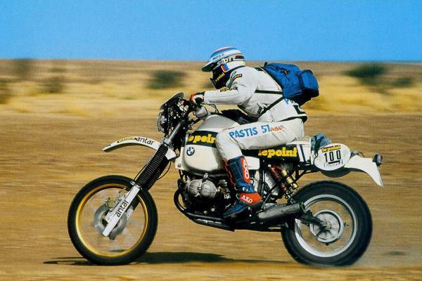 Hubert Auriol participă la cursa Paris-Dakar 1983 pe BMW R80 G/S