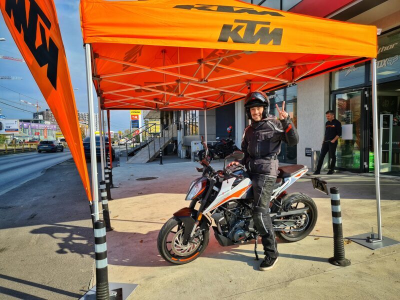 Portocaliul KTM se asortează de acum cu roșul Moto E Motion
