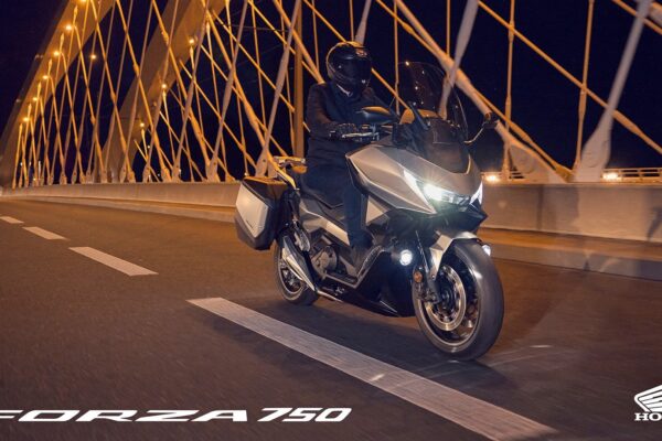 25YM Honda Forza 750