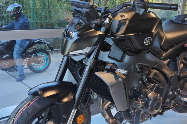 Yamaha MT-09 Y-AMT motoADN 12