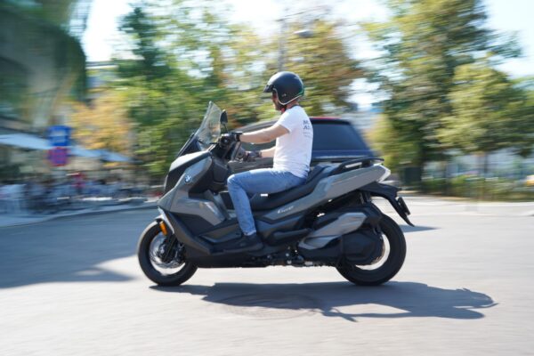 ghid scuterist in oras ce sa faci si ce sa nu faci revista motoADN 2