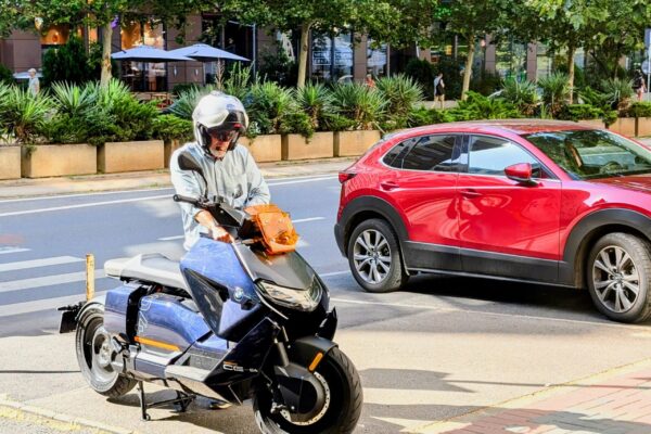 ghid scuterist in oras ce sa faci si ce sa nu faci revista motoADN 4