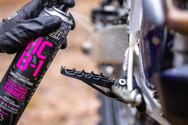 intretinere motocicleta cu Muc-Off revista motoADN 2