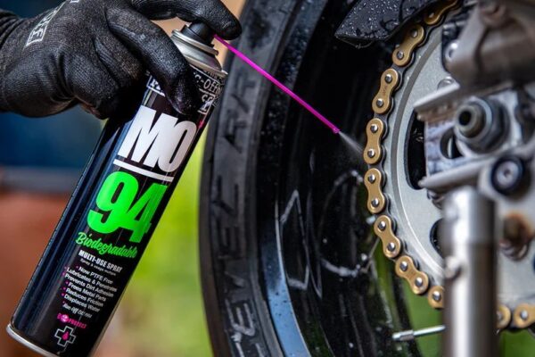 intretinere motocicleta cu Muc-Off revista motoADN 3