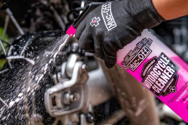 intretinere motocicleta cu Muc-Off revista motoADN 4