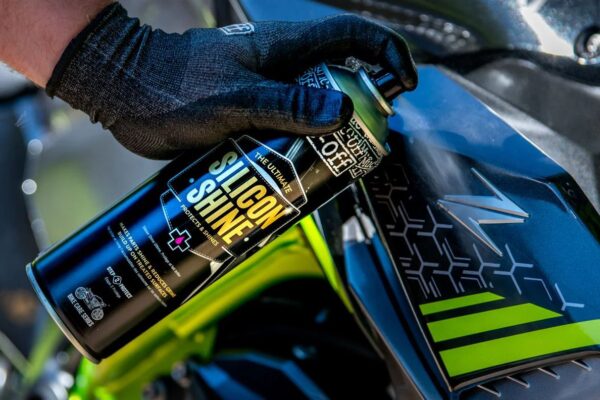 intretinere motocicleta cu Muc-Off revista motoADN 5