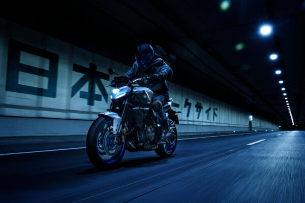 2025-Yamaha-MT07AS-EU-Ice_Storm-Action-002-03