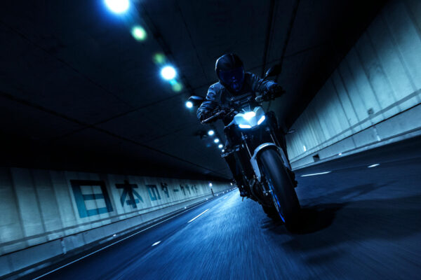 2025-Yamaha-MT07AS-EU-Ice_Storm-Action-003-03