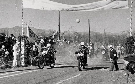 motoIstorie Yamaha 70 ani motoADN 22 23