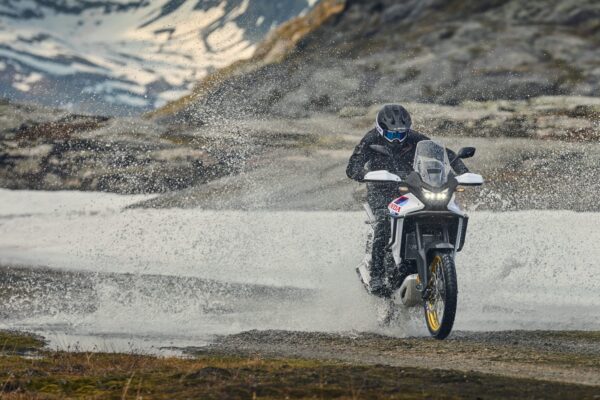 95701_26YM_XL750_Transalp_Location_Action_02_0784_ORIGINAL-2000x1334