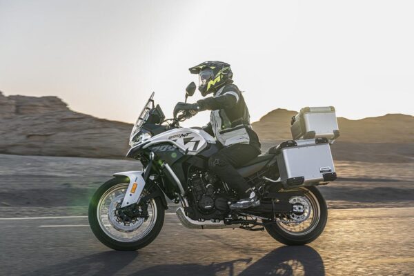 CFMOTO_800MT-ES_Outdoors_1 CFMOTO_800MT-ES_Outdoors_1