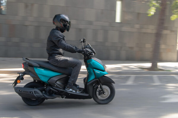 2026-Yamaha-LCG125-EU-Matt_Cyan-Action-008-03 2026-Yamaha-LCG125-EU-Matt_Cyan-Action-008-03