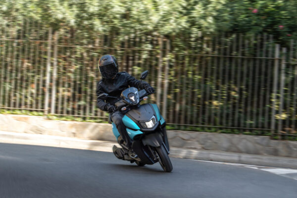 2026-Yamaha-LCG125-EU-Matt_Cyan-Action-012-03 2026-Yamaha-LCG125-EU-Matt_Cyan-Action-012-03
