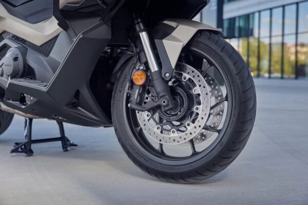 detaliu roata fata scuter Honda detaliu roata fata scuter Honda